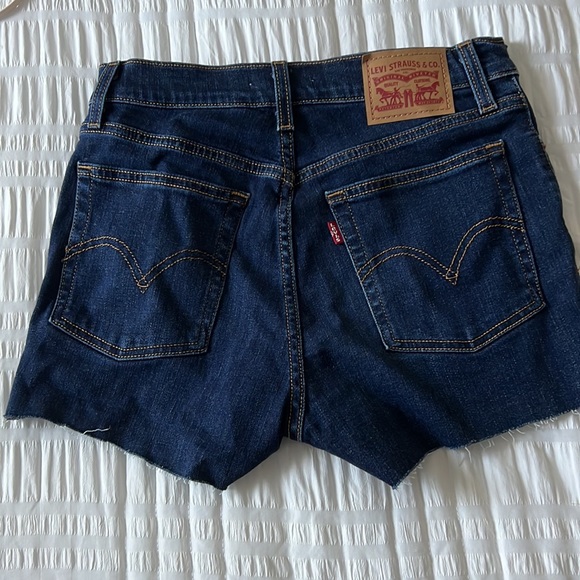 Levi’s High Rise Short - Picture 2 of 3